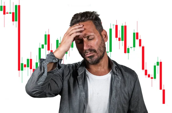 為替および株式市場の取引ストレスとリスク 魅力的なストレスと絶望的なアマチュアトレーダーの男と投資家が間違った投資感情で取引を失うことからお金を吹いて動揺 — ストック写真