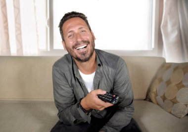 Genç, çekici, mutlu ve rahat bir adamın, televizyon programı ya da komedi filmi izleyen bir hayat tarzı portresi. Oturma odasındaki kanepede oturmuş, ev yapımı eğlencenin tadını çıkarıyor. 