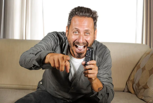 Estilo Vida Retrato Joven Atractivo Hombre Feliz Relajado Viendo Programa — Foto de Stock