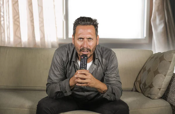 Estilo Vida Retrato Joven Atractivo Hombre Concentrado Enfocado Viendo Noticias — Foto de Stock