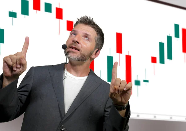 Attraktiver Und Selbstbewusster Erfolgreicher Trader Mit Headset Der Auf Webinar — Stockfoto