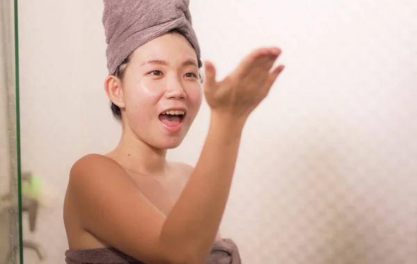 朝のルーチンと衛生を楽しんでシャワーを浴びた後 タオルに包まれた若い美しく幸せなアジアの韓国人女性の家のライフスタイルの肖像画 — ストック写真