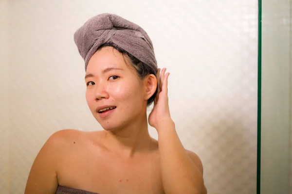 아름답고 아시아 수건으로 얼굴을 감싸고 일상적 위생적 샤워를 신선하고 명랑하게 — 스톡 사진