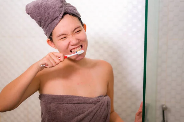 Genç Mutlu Güzel Asyalı Bir Kadının Banyoda Başörtüsü Takıp Dişlerini — Stok fotoğraf