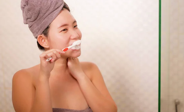 Домашній Портрет Молодої Щасливої Красивої Азіатської Корейської Жінки Чистить Зуби — стокове фото