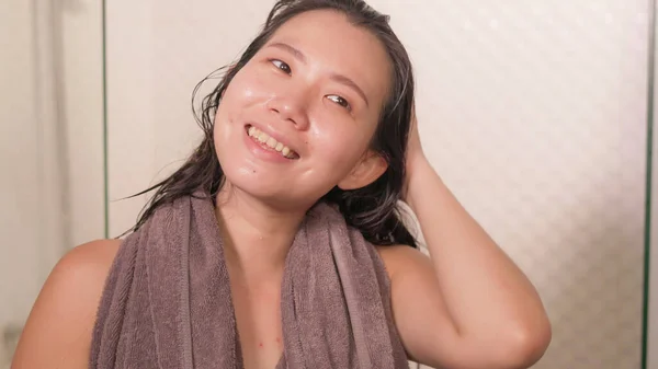 Портрет Молодого Красивого Щасливого Азіатського Китайця Рушником Ванни Який Посміхається — стокове фото