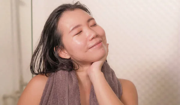 Home Lifestyle Portrait Young Beautiful Happy Asian Korean Woman Bath — Stock Photo, Image