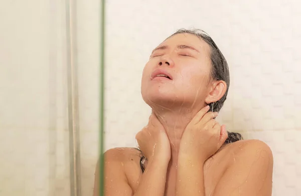 若い美しいと幸せなアジアの中国人女性の家のライフスタイルの肖像画バスルームでシャワーを浴びて彼女の髪を洗うスキンケアと美容コンセプトで朝の衛生を楽しんで — ストック写真
