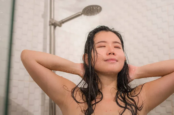 Porträt Einer Jungen Schönen Und Glücklichen Asiatischen Chinesin Die Badezimmer — Stockfoto