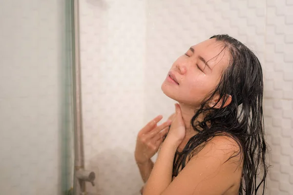 Porträt Einer Jungen Schönen Und Glücklichen Asiatischen Chinesin Die Badezimmer — Stockfoto