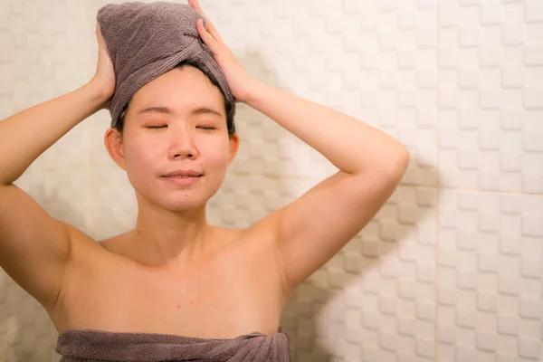 Casa Estilo Vida Retrato Jovem Bela Feliz Mulher Chinesa Asiática — Fotografia de Stock