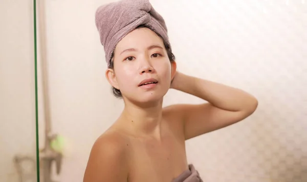Home Lifestyle Portret Van Jonge Mooie Gelukkig Aziatische Chinese Vrouw — Stockfoto