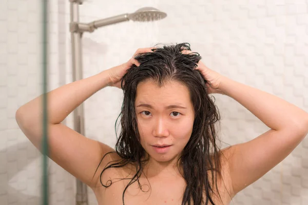 Hjem Livsstil Portræt Ung Smuk Glad Asiatisk Koreansk Kvinde Tager - Stock-foto