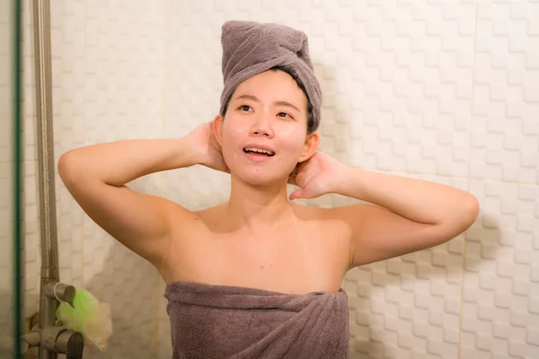 아름답고 아시아 수건으로 얼굴을 감싸고 일상적 위생적 샤워를 신선하고 명랑하게 — 스톡 사진