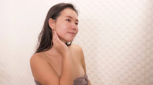 Jeune Femme Coréenne Asiatique Heureuse Belle Appliquant Crème Hydratante Pour — Photo