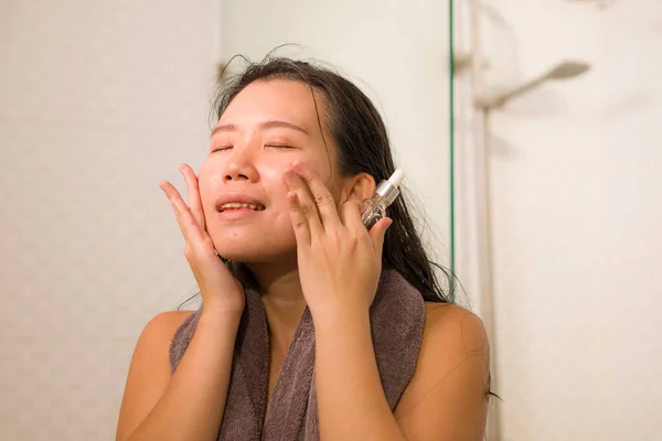 Домашний Образ Жизни Портрет Молодой Красивой Счастливой Азиатской Китаянки Применяющей — стоковое фото