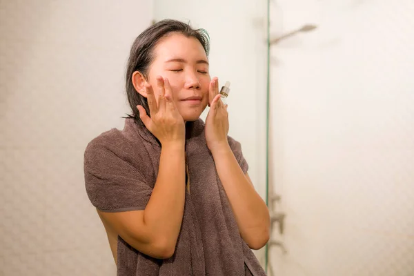 Home Lifestyle Portrait Young Beautiful Happy Asian Korean Woman Applying — Stock Photo, Image