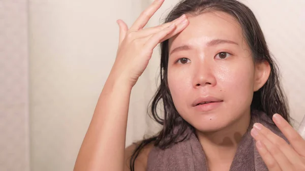 Young Happy Beautiful Asian Chinese Woman Applying Moisturizer Facial Cream — Stock Photo, Image