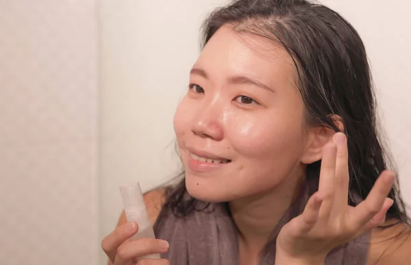 Young Happy Beautiful Asian Chinese Woman Applying Moisturizer Facial Cream — Stock Photo, Image