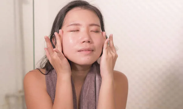 Young Happy Beautiful Asian Chinese Woman Applying Moisturizer Facial Cream — Stock Photo, Image