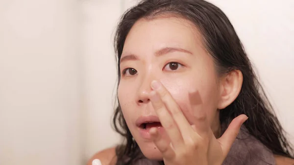 Young Happy Beautiful Asian Korean Woman Applying Moisturizer Facial Cream — Stock Photo, Image