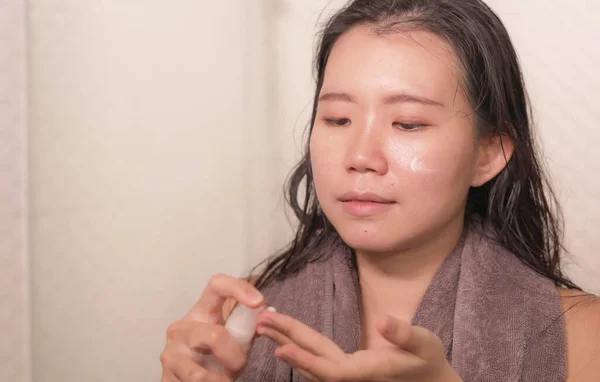 Young Happy Beautiful Asian Korean Woman Applying Moisturizer Facial Cream — Stock Photo, Image