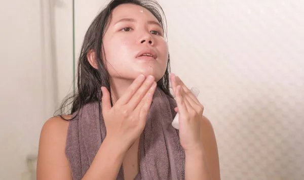 Jovem Feliz Bonita Mulher Coreana Asiática Aplicando Creme Facial Hidratante — Fotografia de Stock