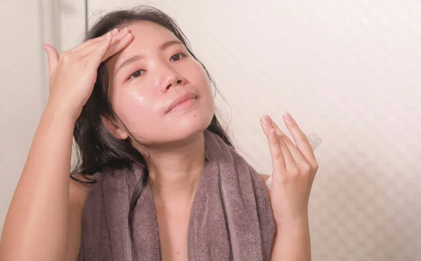 Young Happy Beautiful Asian Korean Woman Applying Moisturizer Facial Cream — Stock Photo, Image