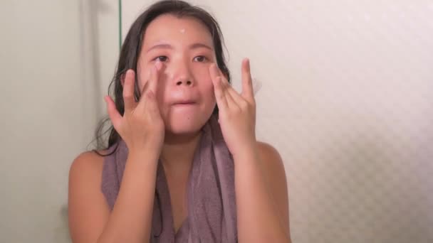 Ung Glad Och Vacker Asiatisk Kinesisk Kvinna Tillämpa Fuktighetskräm Ansiktskräm — Stockvideo