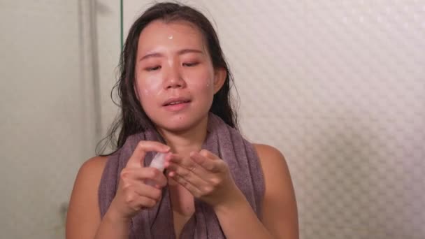 Νεαρή Ευτυχισμένη Και Όμορφη Ασιατική Κινεζική Γυναίκα Εφαρμογή Ενυδατική Κρέμα — Αρχείο Βίντεο