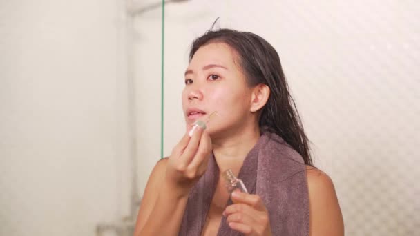 Jovem Feliz Bonita Mulher Chinesa Asiática Aplicando Creme Facial Hidratante — Vídeo de Stock
