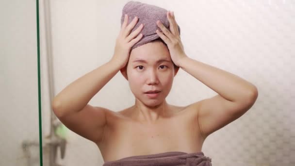 头戴毛巾的亚裔韩裔女性在洗澡后享受了早晨的日常生活和个人卫生 脸上挂着新鲜 活泼的笑容 享受着家庭生活 — 图库视频影像
