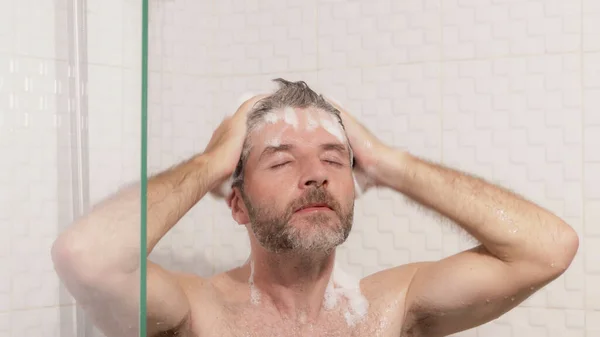 Chuveiro Manhã Retrato Estilo Vida Homem Jovem Atraente Feliz Com — Fotografia de Stock