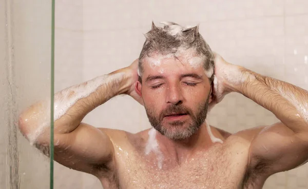 Chuveiro Manhã Retrato Estilo Vida Homem Jovem Atraente Feliz Com — Fotografia de Stock