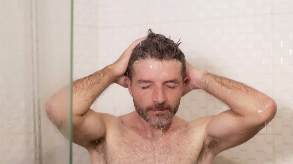 Jovem Atraente Feliz Homem Com Barba Tomando Banho Casa Lavar — Fotografia de Stock