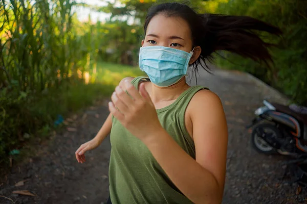 Mujer Asiática Mascarilla Corriendo Entrenamiento Durante Covid Deconfinement Joven Coreana —  Fotos de Stock