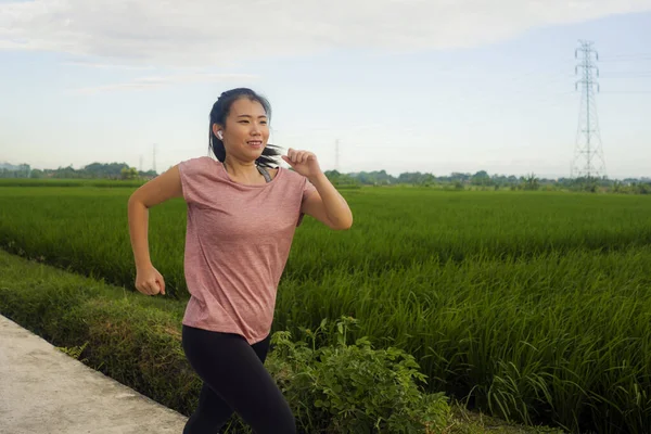 Correr Aire Libre Joven Mujer China Asiática Feliz Dedicada Corriendo — Foto de Stock