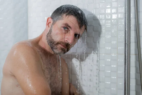 Bagno Casa Drammatico Ritratto Giovane Attraente Uomo Triste Depresso Sotto — Foto Stock