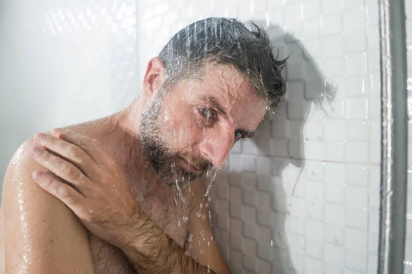 Home Badkamer Dramatisch Portret Van Jong Aantrekkelijk Verdrietig Depressief Man — Stockfoto