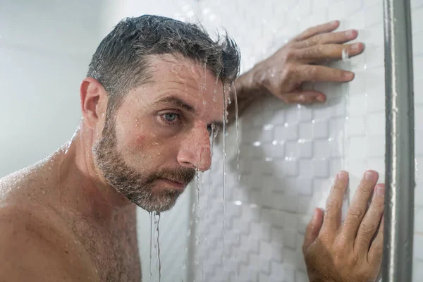 Bagno Casa Drammatico Ritratto Giovane Attraente Uomo Triste Depresso Sotto — Foto Stock