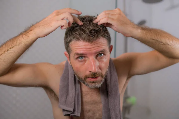 ライフスタイルポートレートのミッド大人魅力的な懸念と動揺男にホームバスルームで検索し 見つけるグレー髪見ますザミラー心配の老化 — ストック写真