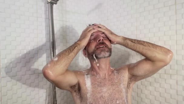 Jong Aantrekkelijk Gelukkig Man Met Baard Nemen Een Douche Thuis — Stockvideo