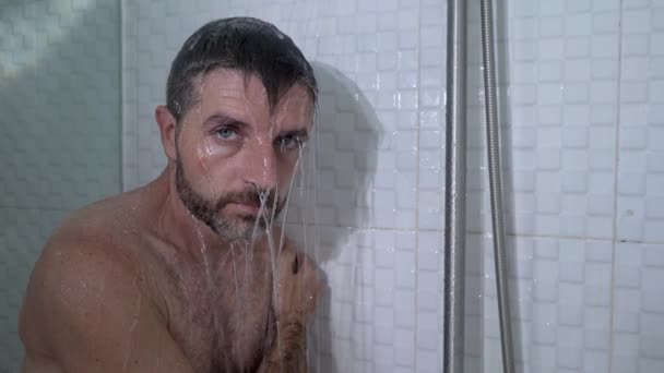 Casa Banho Câmara Lenta Retrato Dramático Jovem Atraente Homem Triste — Vídeo de Stock