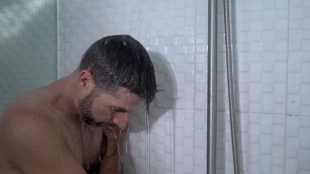 화장실의 매력적 슬프고 남자의 샤워실 문제에 생각하는 기대어 — 비디오