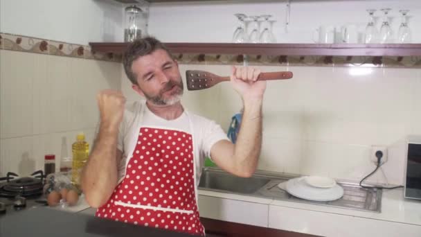 Slow Motion Śpiew Kuchni Młody Fajny Atrakcyjny Mężczyzna Czerwonym Fartuchu — Wideo stockowe