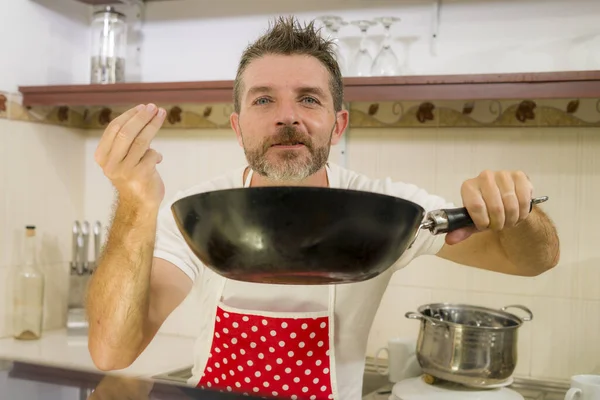 Joven Guapo Feliz Hombre Delantal Rojo Celebración Fumar Sartén Cocina — Foto de Stock