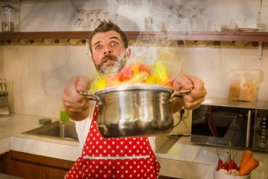 Mutfakta felaket bir aşçı. Önlüklü, çaresiz ve komik bir adam. Stres ve korku içinde esrar tutuyor.