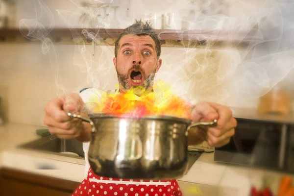Desastre Casa Cozinheiro Cozinha Jovem Homem Engraçado Desesperado Avental Cozinha — Fotografia de Stock
