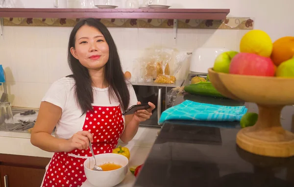 Весёлая Домашняя Кухня Молодая Счастливая Красивая Азиатская Кореянка Домашнего Повара — стоковое фото
