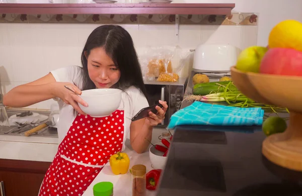 Vrolijk Huishoudelijk Koken Jong Gelukkig Mooi Aziatisch Koreaans Huiskok Vrouw — Stockfoto